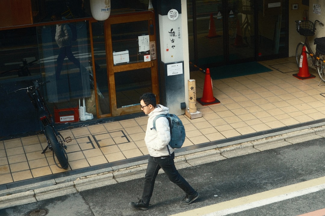 Personne portant un sac à dos sur le trajet du travail en ville